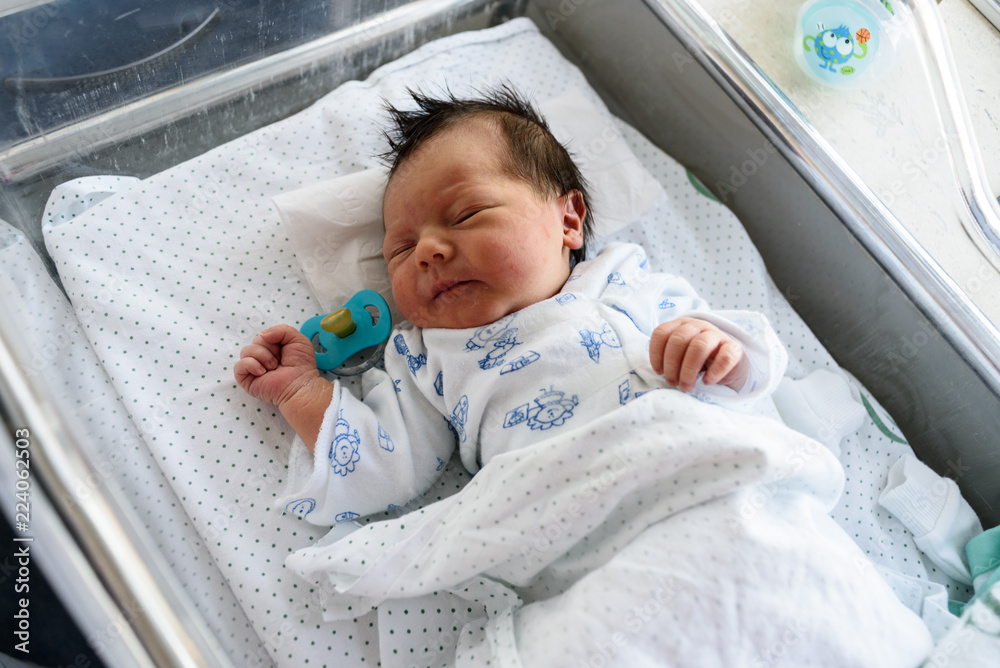 Bebé recién nacido en cuna de hospital 26 foto de Stock | Adobe Stock