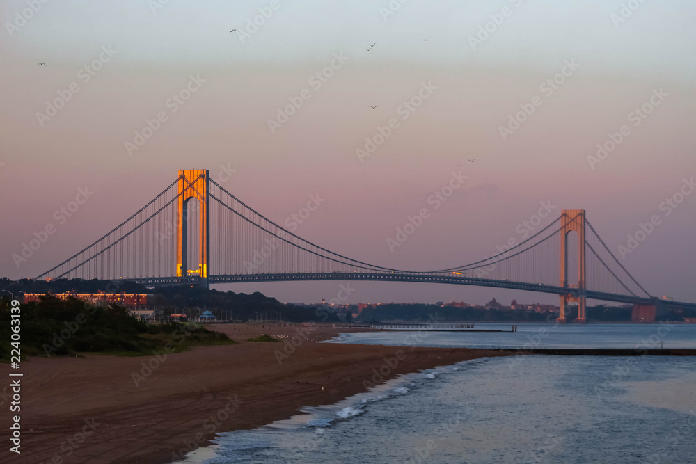 Fototapeta premium Verrazano Bridge at Sunset