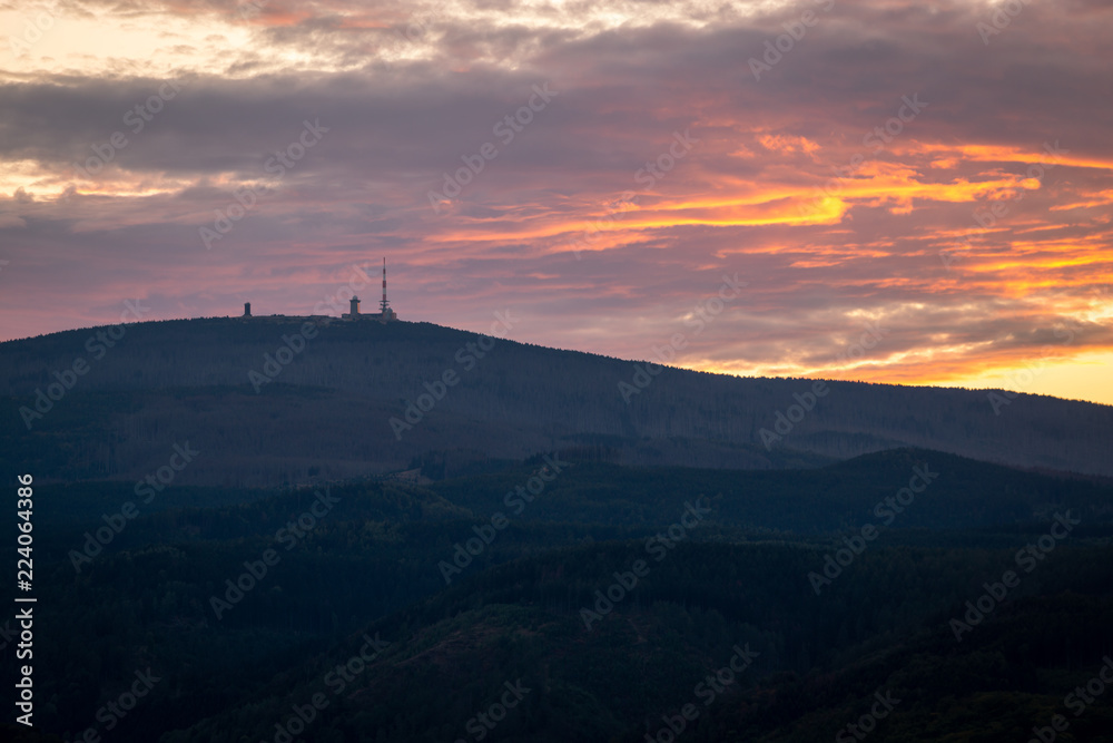 Der Himmel über dem Hausberg Brocken im Harz