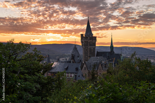 Romantischer Sonnenuntergang mit Schloss Wernigerode im Vordergrund