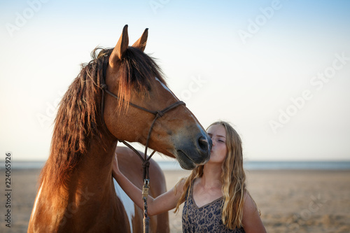 Mädchen mit Pferd am Strand