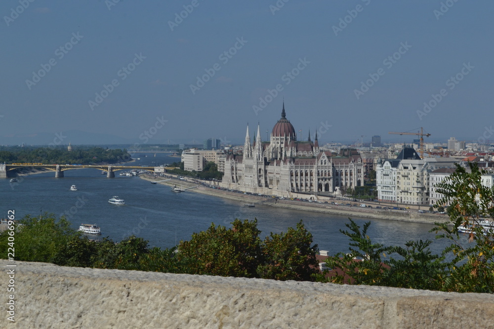 Vue du parlement européen de Budapest depuis le château de Budavar