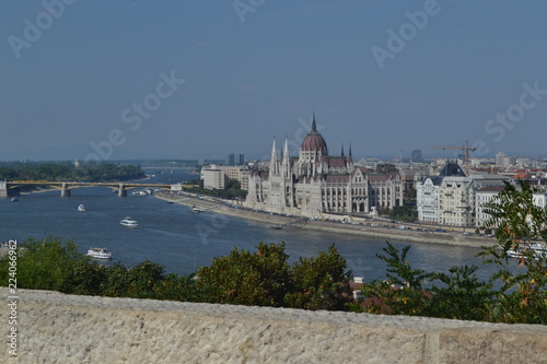 Vue du parlement européen de Budapest depuis le château de Budavar