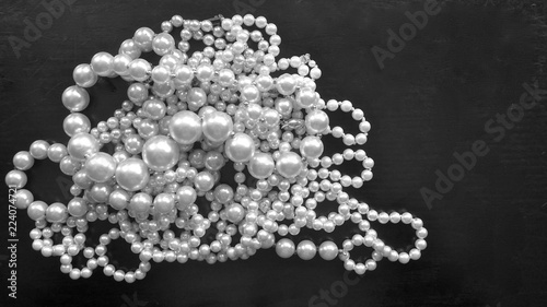 Schimmernde Perlenketten isoliert auf schwarzem Hintergrund. Nahaufnahme 