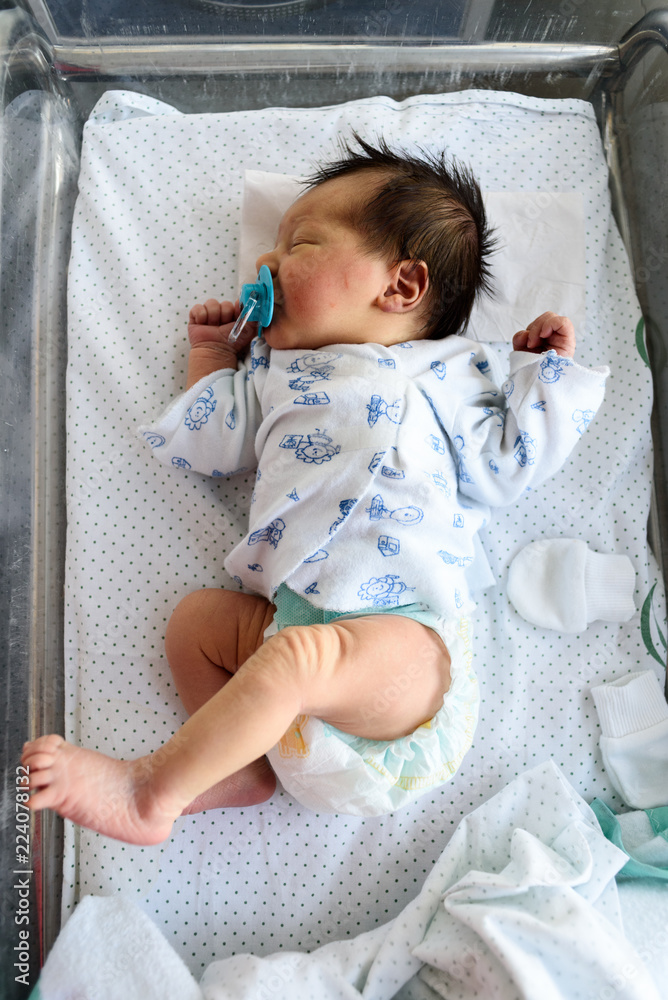televisor Contador Ahora Bebé recién nacido en cuna de hospital 31 foto de Stock | Adobe Stock