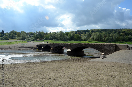 aufgetauchte alte Brücke bei Asel am Ederstausee bei Wassermangel