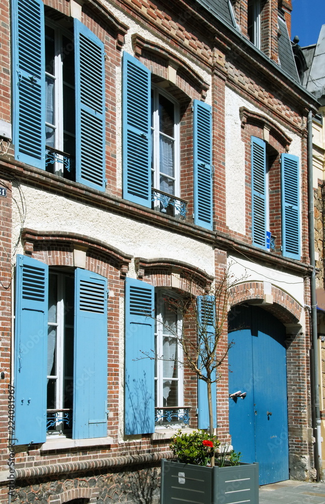 Naklejka premium Ville de Dreux, maison du centre ville porte et volets bleus, département d'Eure et Loir, Normandie, France