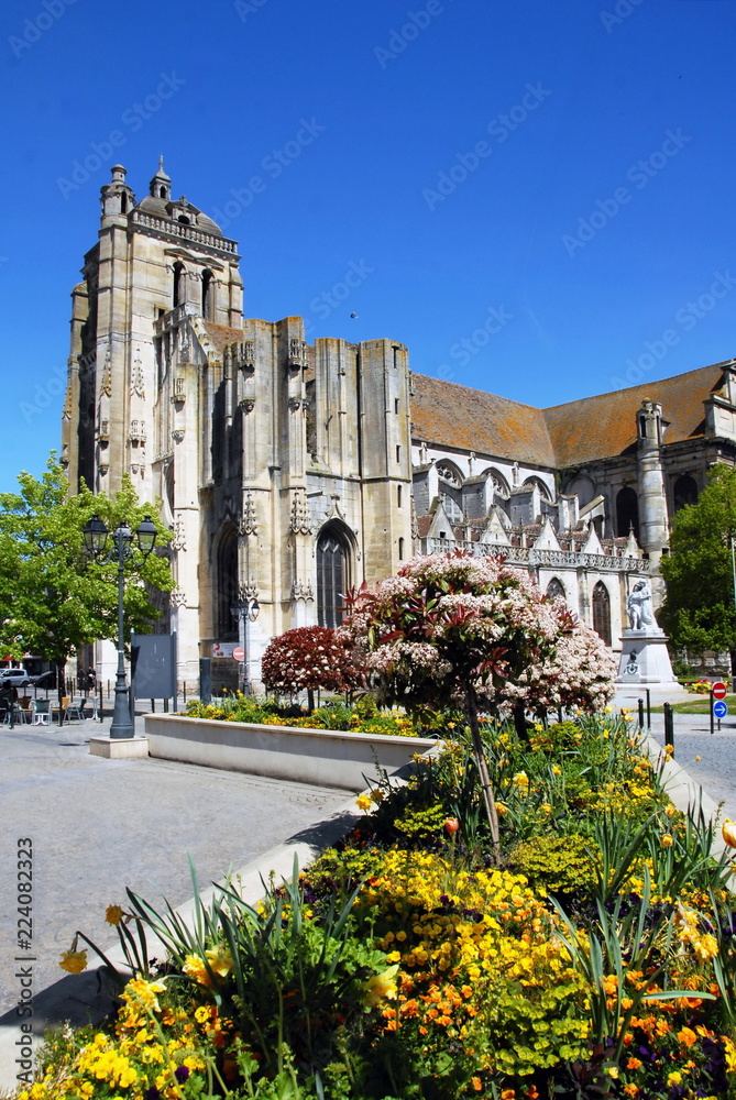 Ville de Dreux, église Saint-Pierre (XVIe siècle) entourée de massifs de fleurs et d'arbres, ciel bleu, département d'Eure et Loir, Normandie, France