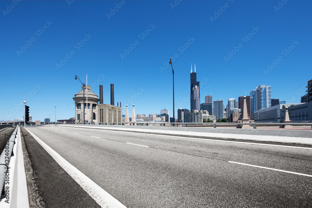 Obraz premium empty highway through modern city