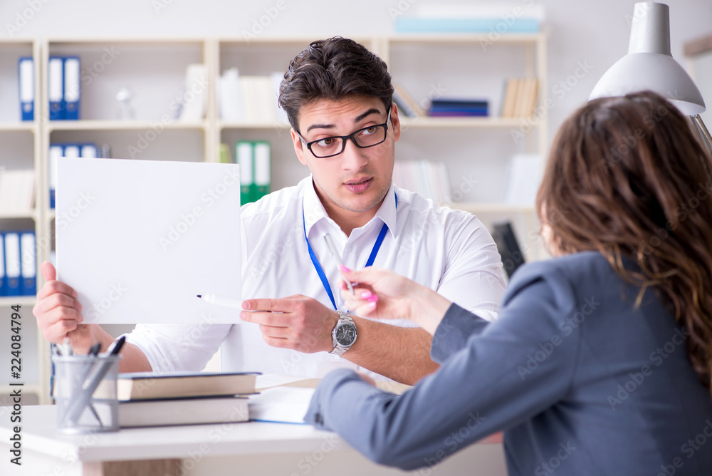 Obraz premium Sales assistant discussing transaction with customer