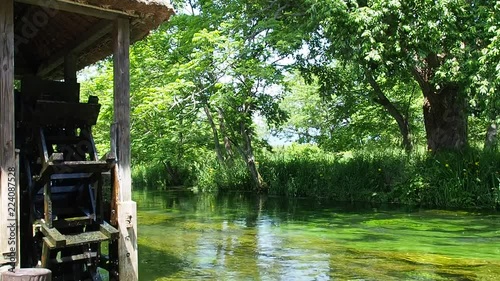 水車が回る川の風景　安曇野
