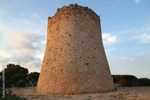 torre de castillo al atardecer en el mediterraneo