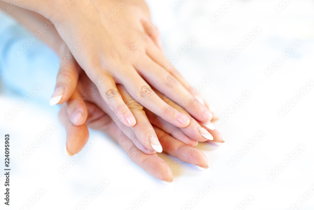 Naklejka premium Mutter und Kinderhand übereinander