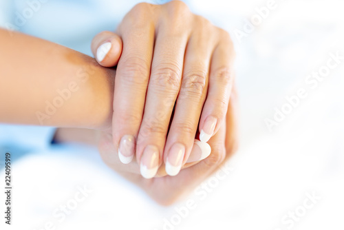 Frauenhand hält die Hand eines Kindes