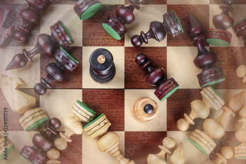 Schilderij op canvas An overhead photo of a checkmate situation in chess with nearly all the pieces f