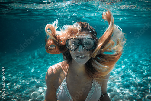 Piękna kobieta z długie włosy podwodnym portretem w tropikalnym morzu