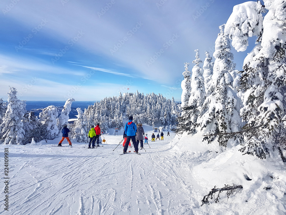 Fototapeta premium Malowniczy widok na ośrodek narciarski Mont-Tremblant