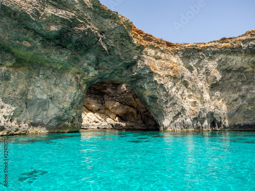 Felsenhöhle mit aquamarin farbenem Meer und blauem Himmel in der Sonne, Gozo, Malta