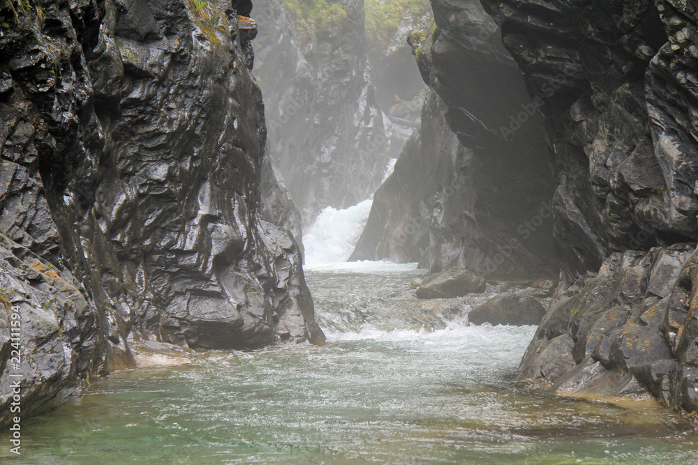 Naklejka premium mountain river