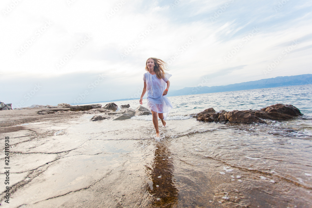 Sincere emotions during the rest running on the beach