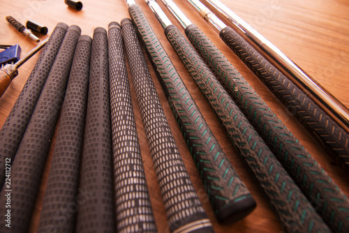 Foto Golf club maintenance, changing old grips on an golf club