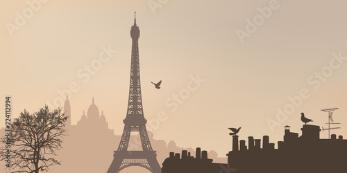 Vue de Paris avec la tour Eiffel et la butte de Montmartre avec le Sacré-Cœur, un jour de brume.