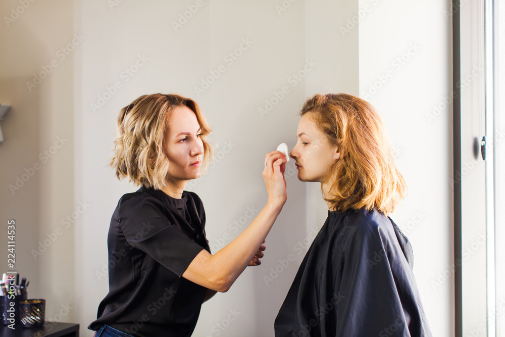 Fototapeta premium Preparing the model for the shooting in the studio