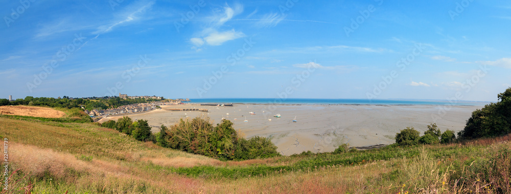 Obraz premium Beautiful cityscape view of the skyline and beach at low tide of the city Cancale, France, in summer