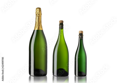 3 Sektflaschen_Jeroboam Doppelmagnum, Magnum u normale Sektflasche mit Spiegelung