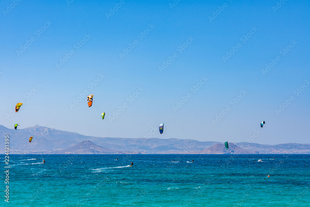 Kitesurfers a Naxos, arcipelago delle isole Cicladi GR	