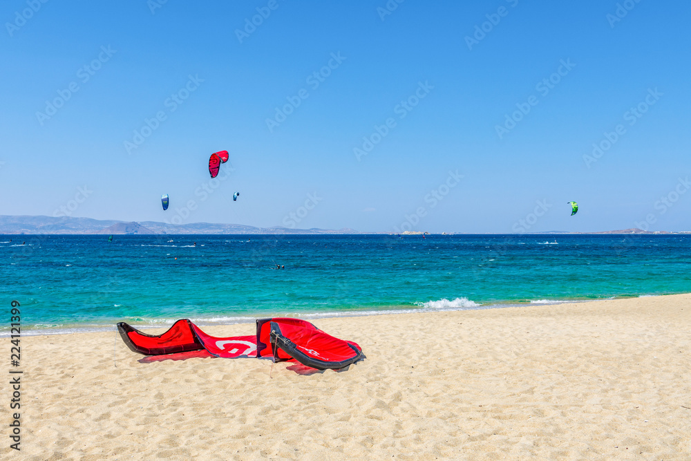 Kitesurfers nella spiaggia di Orkos, isola di Naxos GR Kitesurfers nella spiaggia di Orkos, isola di Naxos GR