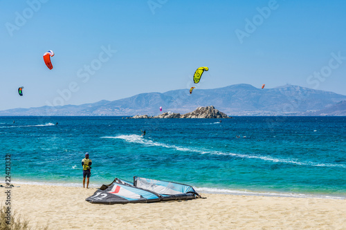 Kitesurfers nella spiaggia di Orkos, isola di Naxos GR	