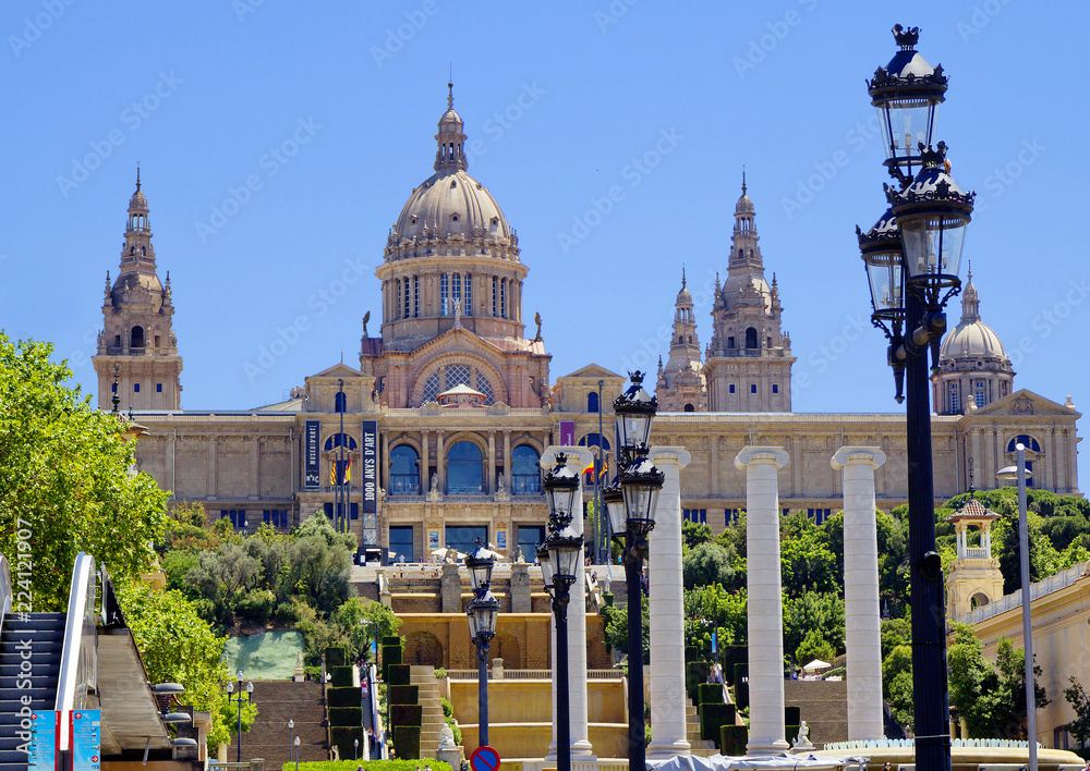Obraz premium Barcelona, Hiszpania, Pałac Narodowy. Narodowy Pałac Barcelony znajduje się na górze Montjuic. Od 1934 roku istnieje Narodowe Muzeum Sztuki Katalonii.