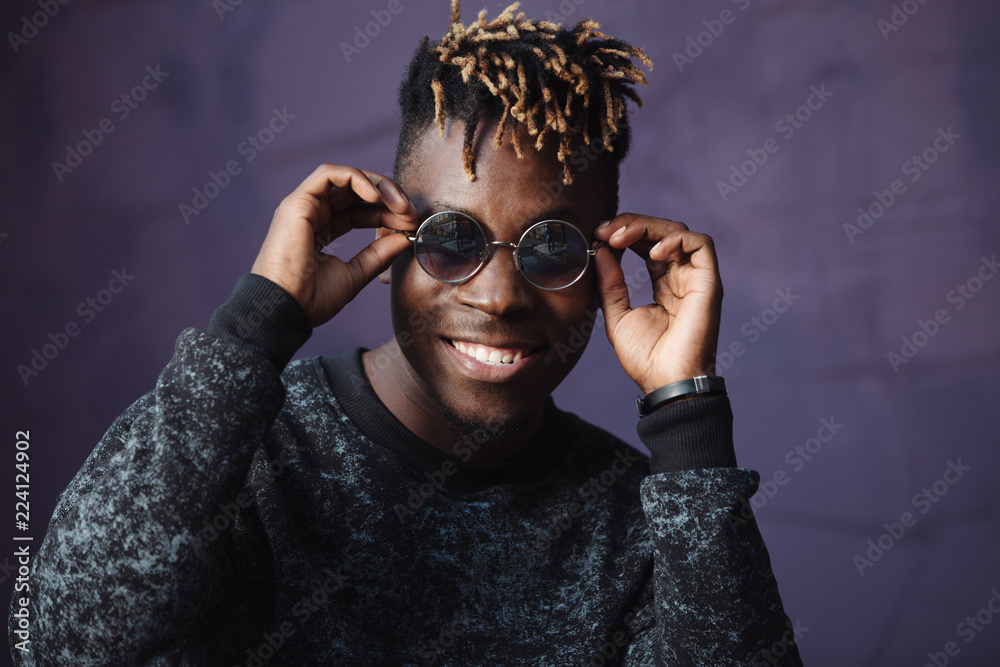 Stylish african american man rapper wear cool glasses - obrazy, fototapety, plakaty 