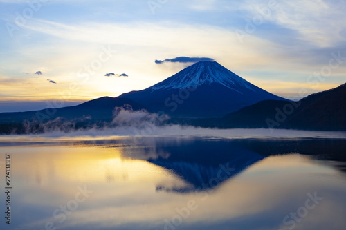 富士山と朝焼け、山梨県本栖湖にて