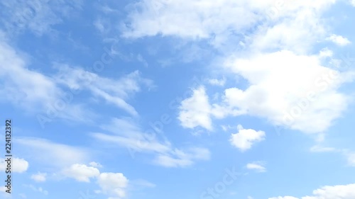 雲の流れが美しい秋の空。青空のタイムラプス動画