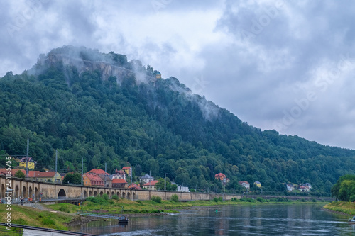 Die Festung Königstein im Sommer bei Hochnebel nach Regen