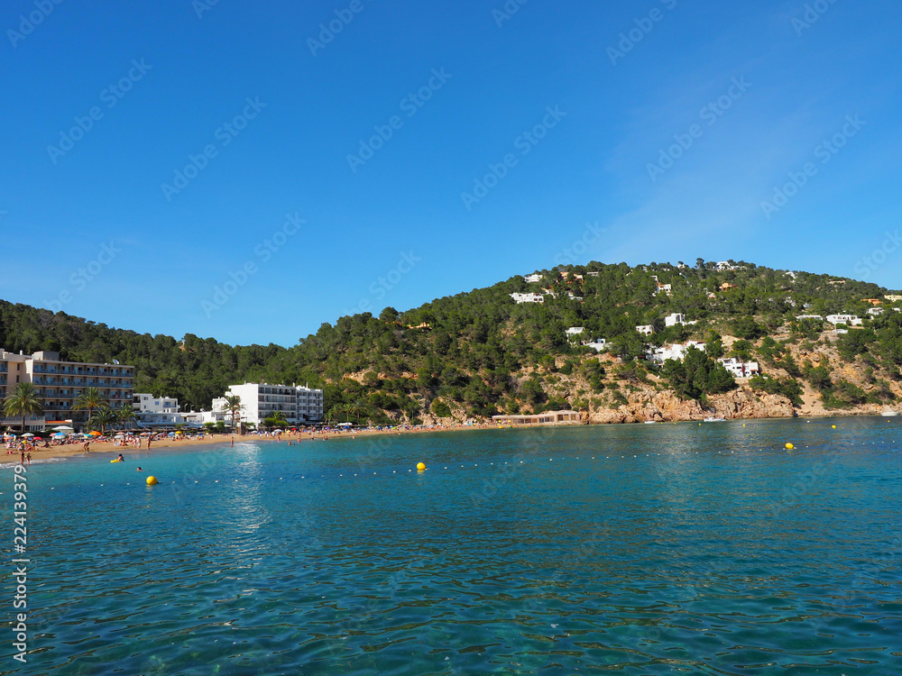 Der herrliche Strand Cala de Sant Vicent auf Ibiza