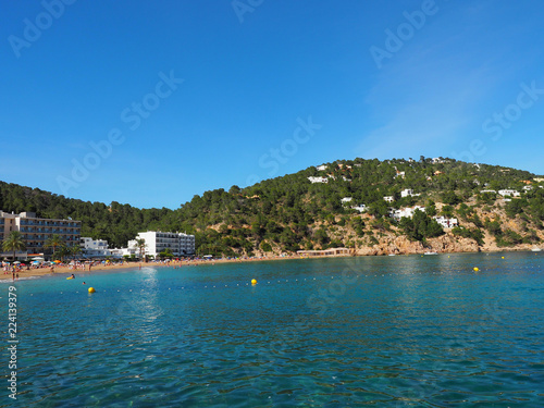 Der herrliche Strand Cala de Sant Vicent auf Ibiza © Ina Ludwig