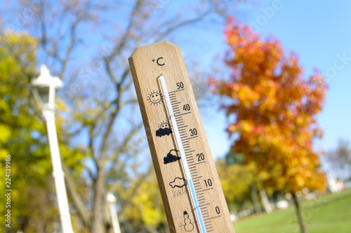 Foto nice weather in the autumn shown with mercury thermometer