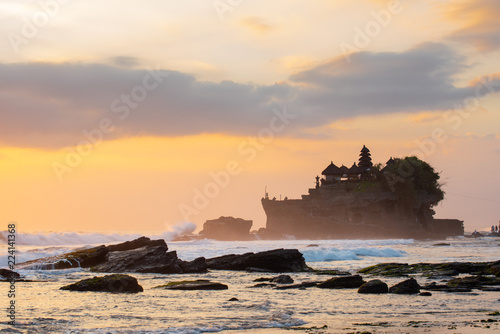 Tableau sur toile Pura tanah lot beautiful and famous travel location in Bali Indonesia