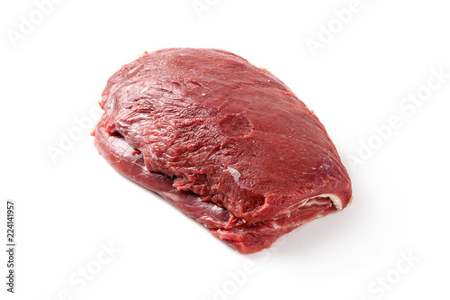 Udziec wołowy. Surowe mięso wołowe na białym tle