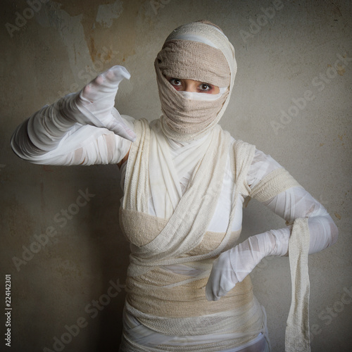 Canvastavla woman wrapped in bandages as egyptian mummy halloween costume