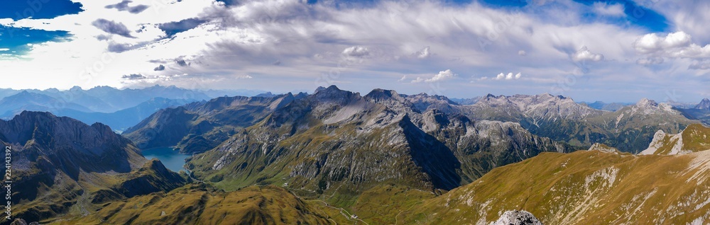 Fototapeta premium Panorama Lechquellengebirge Spullersee Hochlichtspitze von der Roggalspitze