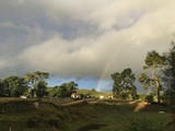 Regenbogen in schöner Landschaft