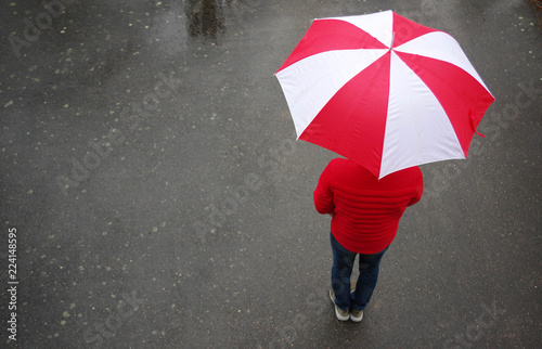 homme avec un parapluie rouge et blanc