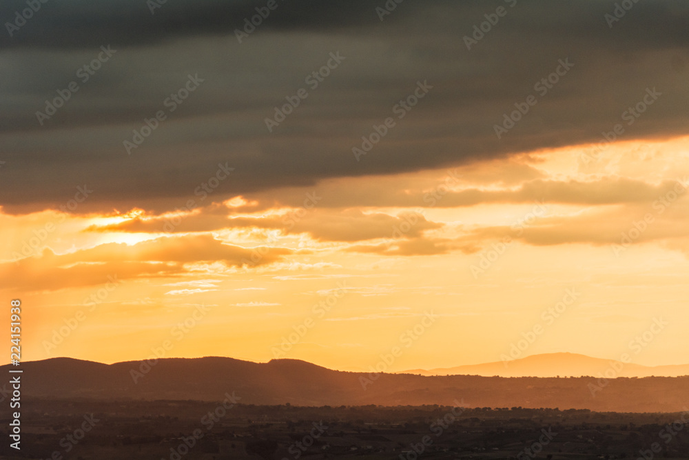 tramonto infuocato sugli Appennini Umbri con nuvole di temporale