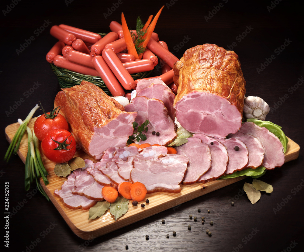 Fototapeta premium Baleron,schab,parówki w kompozycji z warzywami