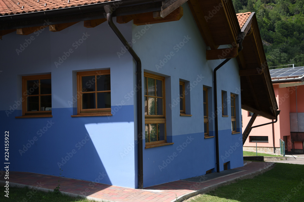 tetto camino casa mansarda travi legno finestre balconi casa 