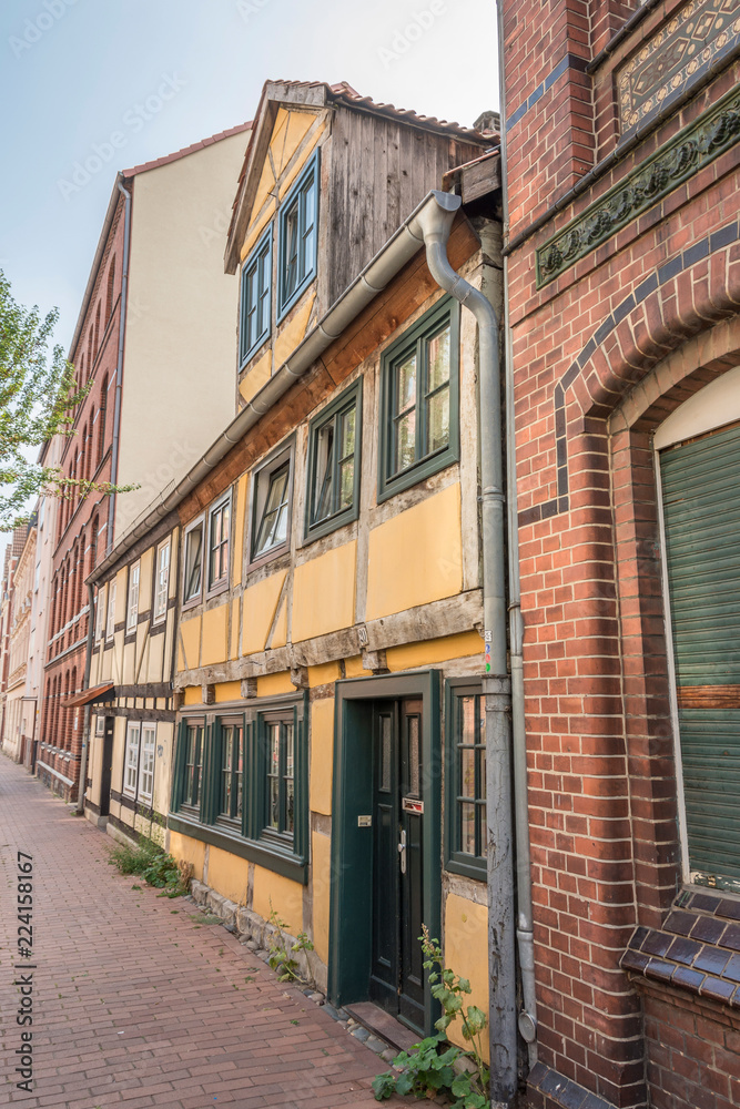 Fachwerkhäuser in Häuserzeile zwischen hohen Altbau-Wohnhäusern Fachwerkhäuser in Häuserzeile zwischen hohen Altbau-Wohnhäusern